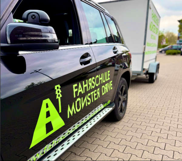 Fahrschule Münster Drive - Auto schwarz mit Anhänger